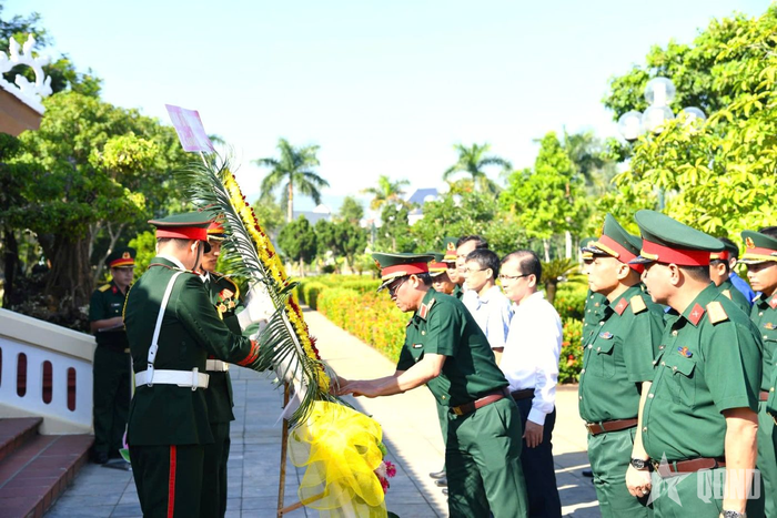 Thiếu tướng Lương Đình Chung cùng đoàn công tác dâng hoa, dâng hương tại Khu lưu niệm Thủ tướng Phạm Văn Đồng.
