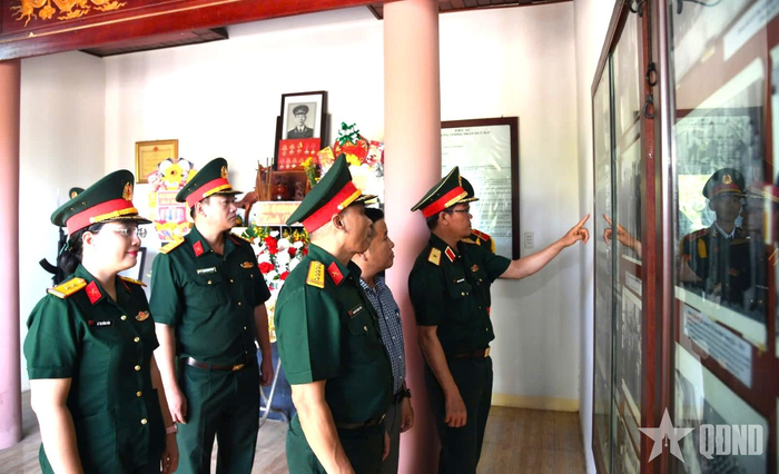 Đoàn công tác tham quan nhà thờ Trung tướng Trần Quý Hai.