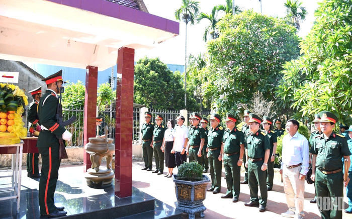 Đoàn công tác dâng hoa, dâng hương tại nhà thờ đồng chí Nguyễn Chánh.