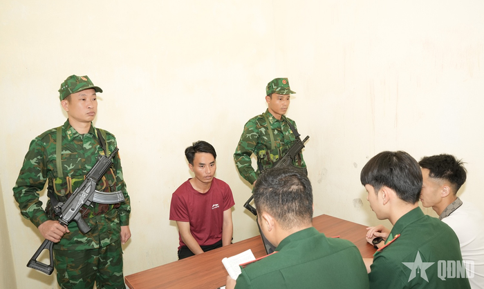 Đồn Biên phòng Cửa khẩu Săm Pun lấy lời khai đối tượng Sùng Mí Gió.