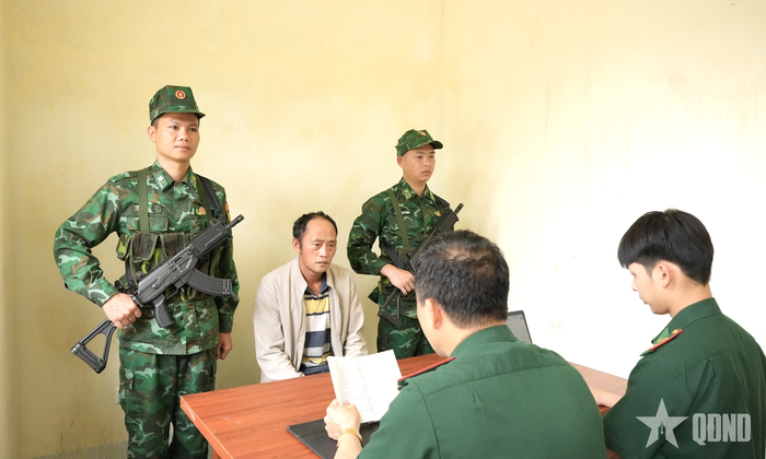 Cán bộ Đồn Biên phòng Cửa khẩu Săm Pun lấy lời khai đối tượng Lầu Mí Lùng.