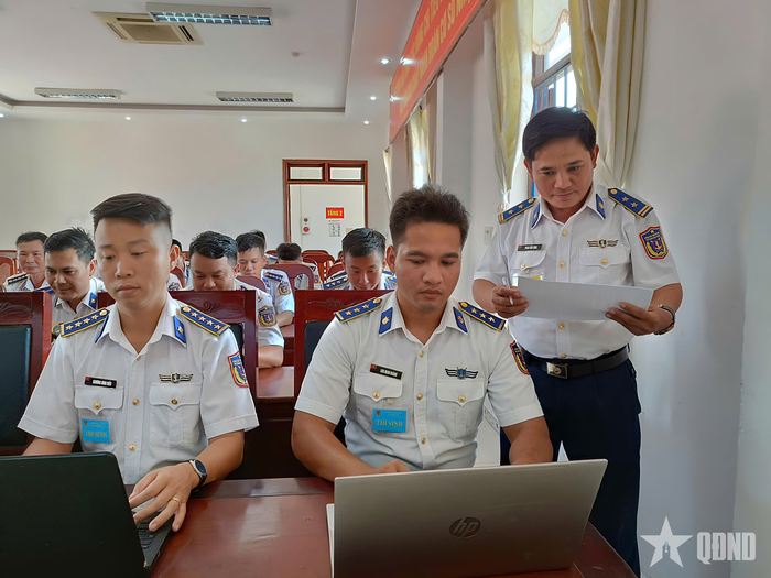 Thí sinh tham gia phần thi kiểm tra lý thuyết trắc nghiệm trên máy tính.