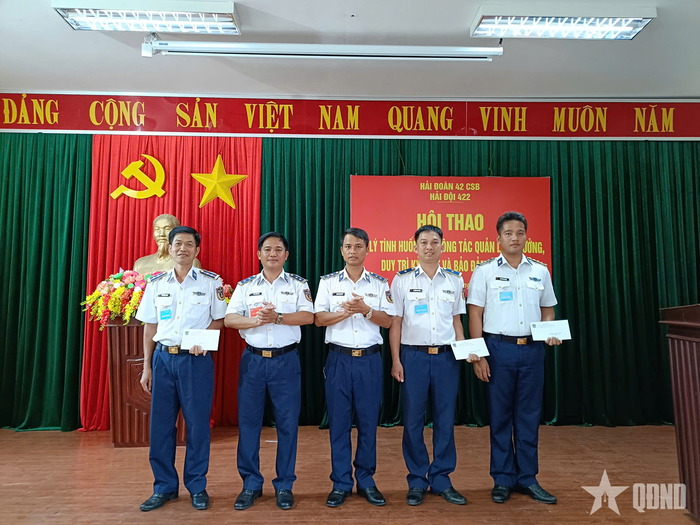 Đại diện chỉ huy Hải đội 422 (Hải đoàn 42) trao thưởng các đồng chí đạt thành tích cao trong hội thao.