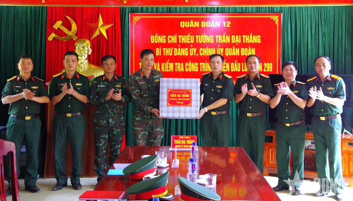 Thiếu tướng Trần Đại Thắng tặng quà cán bộ, chiến sĩ Lữ đoàn 299 thi công công trình.