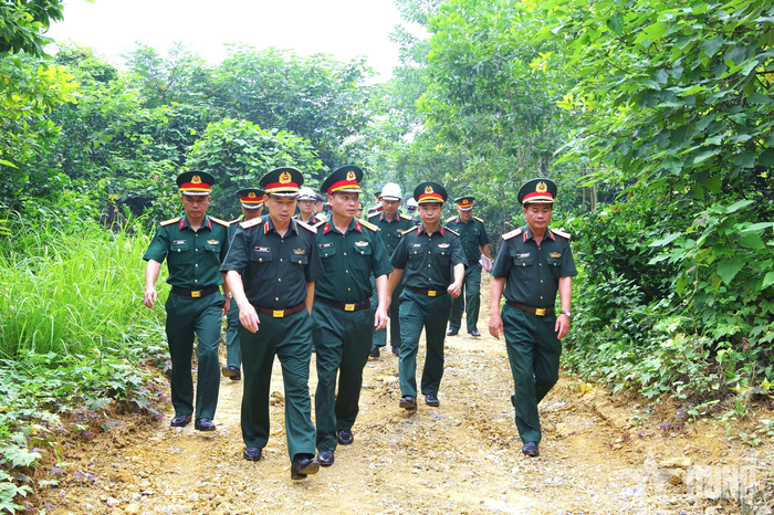 Thiếu tướng Trần Đại Thắng và đoàn công tác kiểm tra tại công trường thi công.