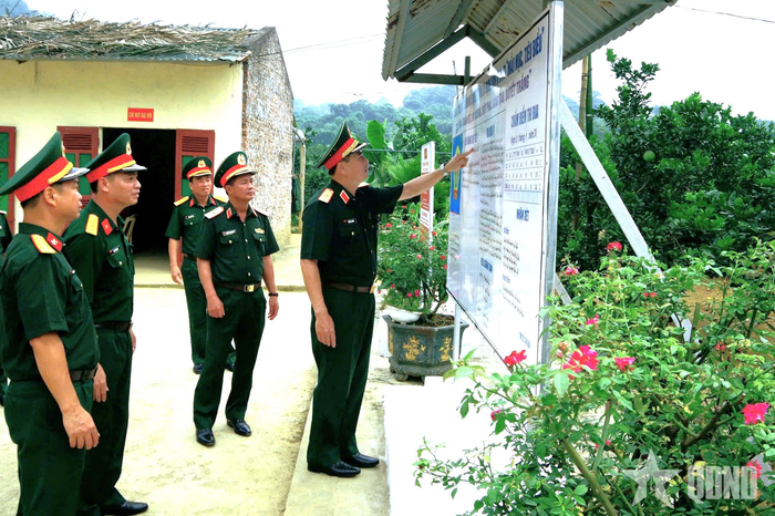 Đồng chí Chính ủy Quân đoàn 12 kiểm tra cảnh quan môi trường đơn vị thực hiện nhiệm vụ thi công.
