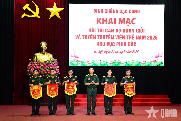Đại tá Hoàng Ngọc Thanh trao cờ lưu niệm tặng các đội thi.