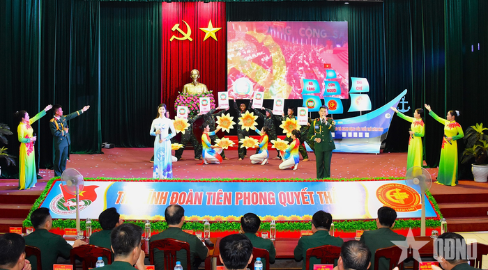 Các đội thi thực hiện phần thi tuyên truyền.