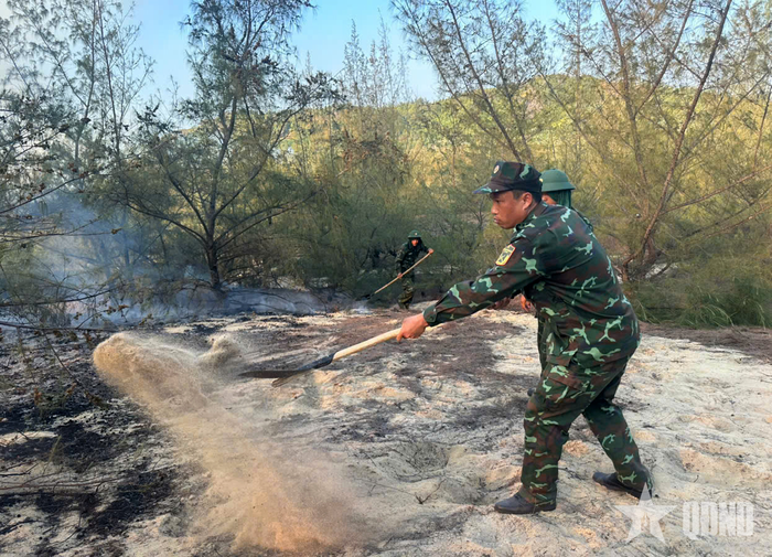 Cán bộ, chiến sĩ LLVT tỉnh Gia Lai tham gia chữa cháy.
