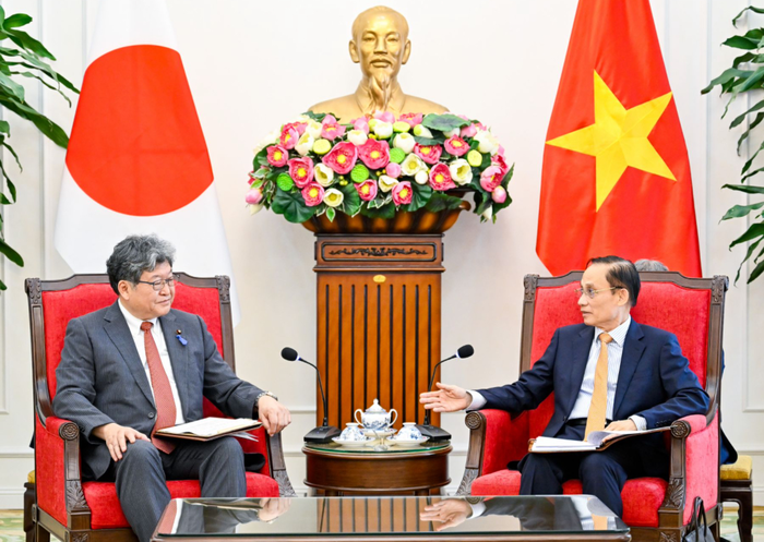 Bộ trưởng Bộ Ngoại giao Lê Hoài Trung tiếp Ngài Hagiuda Koichi, Quyền Tổng Thư ký Đảng Dân chủ Tự do Nhật Bản (LDP). Ảnh: NGUYỄN HỒNG