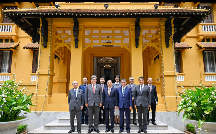 Bộ trưởng Bộ Ngoại giao Lê Hoài Trung, Ngài Hagiuda Koichi, Quyền Tổng Thư ký, cùng đoàn đại biểu cấp cao Đảng Dân chủ Tự do Nhật Bản (LDP) chụp ảnh lưu niệm. Ảnh: NGUYỄN HỒNG