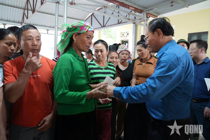 Đồng chí Lê Minh Ngân thăm hỏi, trao quà hỗ trợ các hộ gia đình bị thiệt hại nặng do thiên tai.