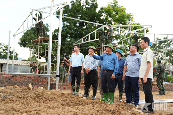 Đồng chí Lê Minh Ngân và đoàn công tác kiểm tra công tác xây dựng tại khu tái định cư bản Sân Bay, xã Mường Than.