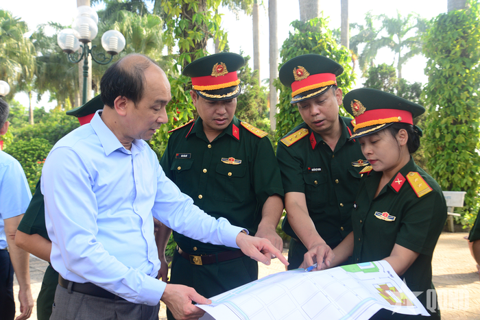 Trung tá Vũ Thùy Dương cùng lãnh đạo thống nhất phương án tổ chức triển khai lấy mẫu xác định danh tính liệt sĩ tại thực địa.