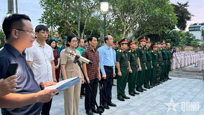 Trung tá Vũ Thùy Dương (thứ tư, bên phải) tham gia đoàn dâng hương tri ân trước khi tổ chức lấy mẫu tại Nghĩa trang Liệt sĩ Yên Viên.