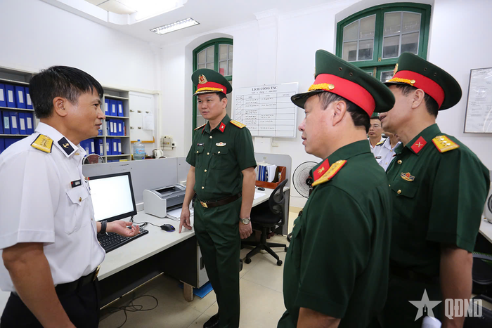 Đại tá Lê Hoàng Việt kiểm tra công tác chuyển đổi số của Nhà máy X46.