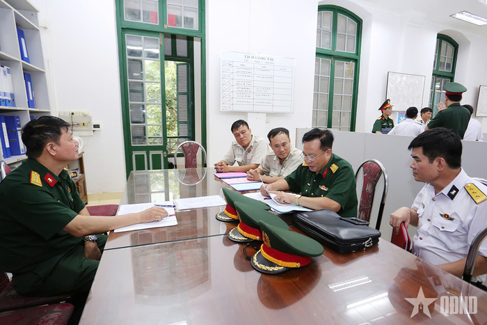 Đoàn công tác kiểm tra sổ sách quản lý của Nhà máy X46.