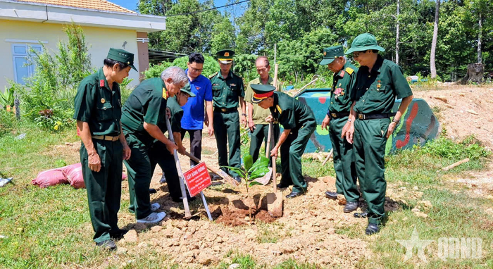 Các đại biểu trồng cây lưu niệm trong Khu di tích lịch sử quốc gia khu vực Đồn Long Khốt.