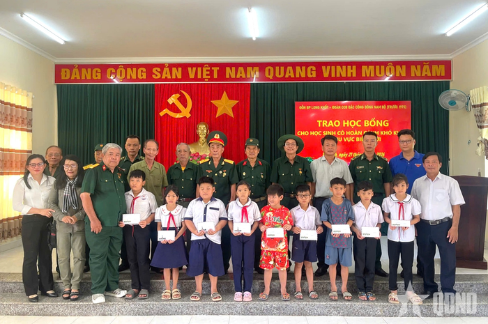 Đoàn đại biểu tổ chức tặng quà học sinh có hoàn cảnh khó khăn khu vực biên giới.