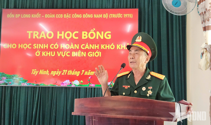 CCB Trương Văn Hồng, Trưởng đoàn CCB Đặc công miền Đông Nam Bộ phát biểu tại chương trình trao học bổng.