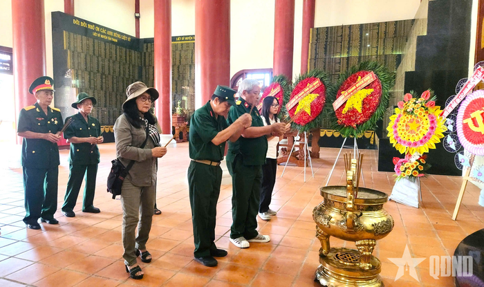 Các đại biểu dâng hương tưởng niệm các anh hùng liệt sĩ tại Khu Di tích lịch sử quốc gia khu vực Đồn Long Khốt.
