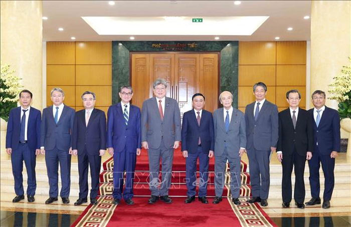 Thường trực Ban Bí thư Trần Cẩm Tú và Quyền Tổng thư ký Đảng Dân chủ Tự do Nhật Bản Hagiuda Koichi cùng đại biểu hai đoàn. Ảnh: TTXVN