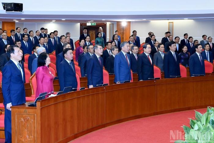 Tổng Bí thư, Chủ tịch nước Tô Lâm và các đồng chí lãnh đạo Đảng, Nhà nước và các đại biểu thực hiện nghi lễ chào cờ.