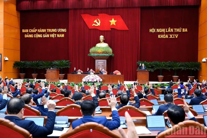 Các đồng chí lãnh đạo Đảng, Nhà nước và các đại biểu biểu quyết thông qua chương trình hội nghị.