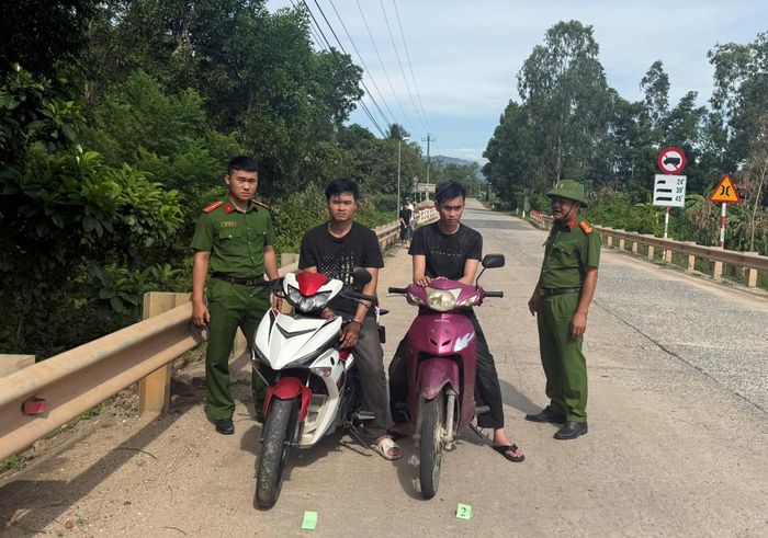 Tổ Cảnh sát PCTP Công an xã Hà Nha dựng hiện trường các đối tượng có hành vi mua bán trái phép chất ma túy.