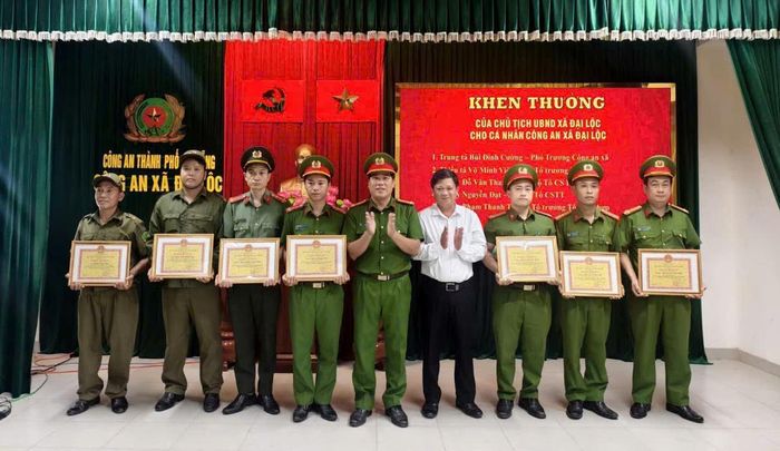 Khen thưởng Tổ Cảnh sát PCTP Công an xã Đại Lộc về thành tích đấu tranh với tội phạm ma túy.