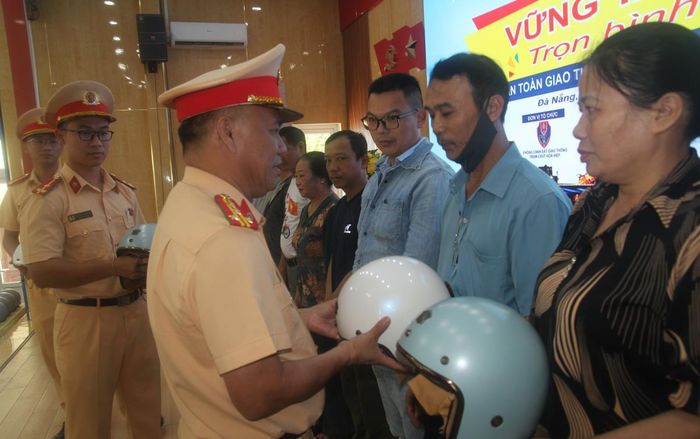 Đại tá Phan Thanh Hồng tặng MBH đạt chuẩn cho người dân.