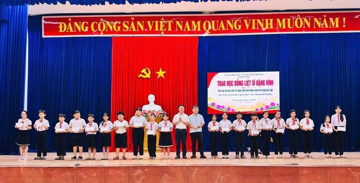 Lãnh đạo địa phương, nhà hảo tâm trao tặng học bổng cho học sinh có hoàn cảnh khó khăn.