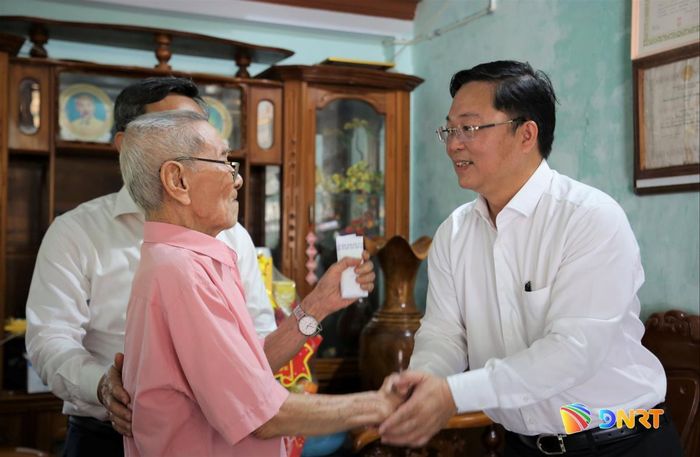 Chủ tịch Ủy ban MTTQ Việt Nam thành phố Lê Trí Thanh (bên phải) thăm ông Lê Tú (phường Bàn Thạch).