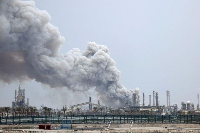 Khói bốc lên sau một cuộc không kích của Iran nhằm vào Nhà máy lọc dầu Bapco trên đảo Sitra, Bahrain, ngày 9-3. Ảnh: Reuters