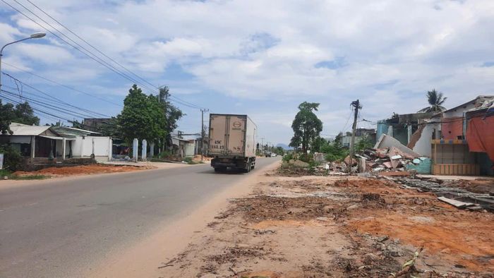 Mặt bằng dự án Cải tạo, nâng cấp Quốc lộ 14B đã được khơi thông, nhưng tiến độ chậm, nhiều hạng mục dang dở, ảnh hưởng đến cuộc sống người dân sống hai bên đường.