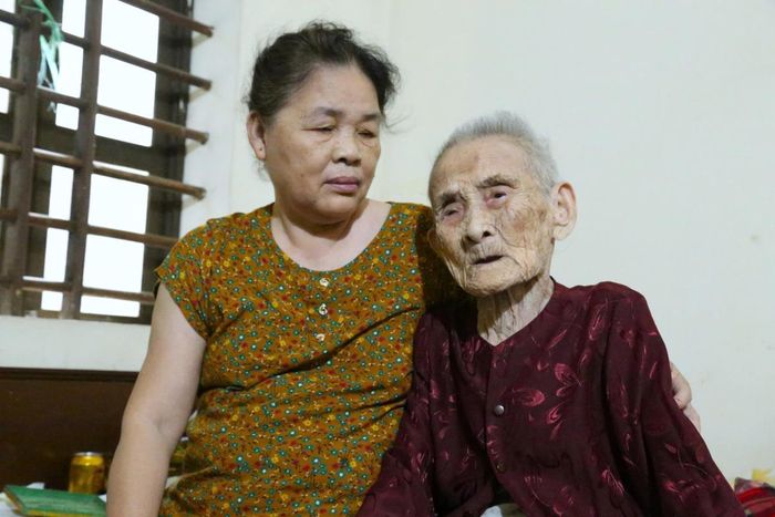 Hiện tại mẹ Sáu sống cùng con dâu trong ngôi nhà nhỏ nép mình bên sông Lam.