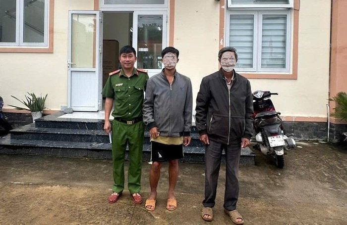 Công an xã Đạ Huoai 2 bàn giao anh T. (đứng giữa) cho gia đình.