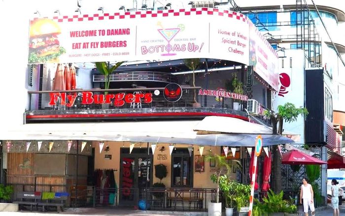 Một điểm kinh doanh trên địa bàn phường An Hải treo biển hiêu, bảng quảng cáo sử dụng chữ nước ngoài sai quy định.