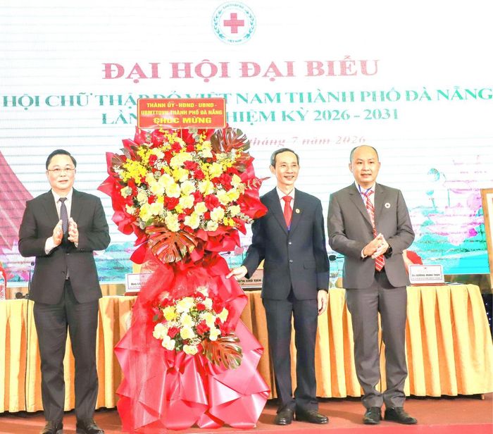 Thay mặt Thành ủy, HĐND, UBND, Ủy ban MTTQ Việt Nam TP Đà Nẵng, Chủ tịch Ủy ban MTTQ Việt Nam thành phố Lê Trí Thanh tặng hoa chúc mừng đại hội.