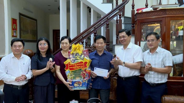 Phó Chủ tịch Thường trực HĐND thành phố Đà Nẵng Trần Phước Sơn thăm tặng quà hộ ông Trần Đào và hộ ông Nguyễn Anh Quyền.