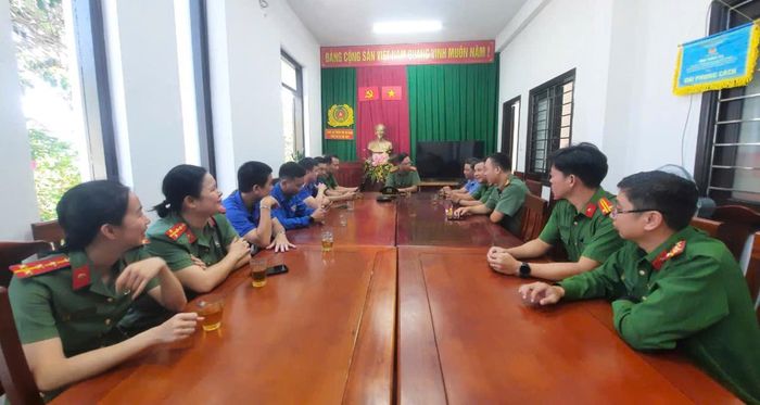 Đoàn đến thăm, động viên cán bộ, chiến sĩ Công an xã đảo Tân Hiệp.