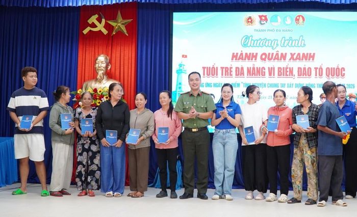 Tặng quà cho các hộ gia đình có hoàn cảnh khó khăn.