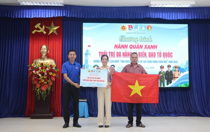 Tặng 100 lá cờ Tổ quốc cho ngư dân.