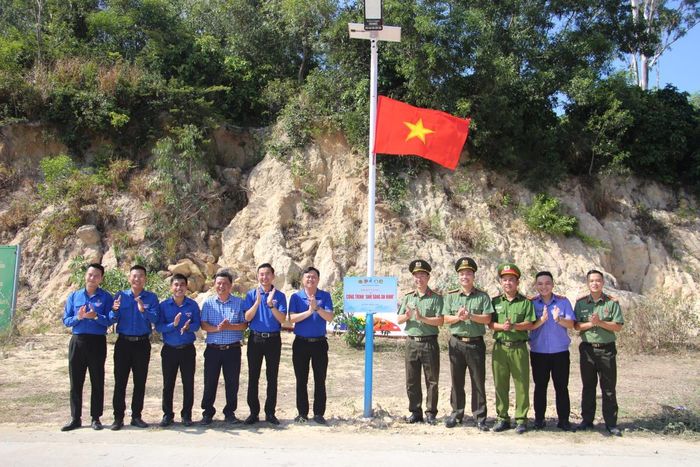 Tặng công trình “Ánh sáng an ninh”.