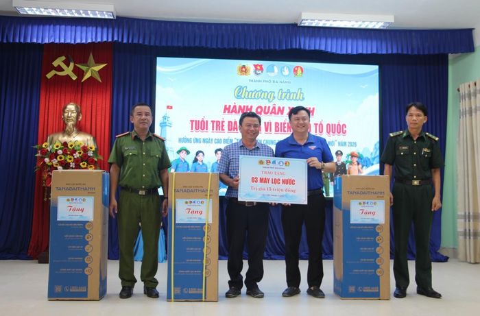 Tặng 3 máy lọc nước cho Đồn Biên phòng Cù Lao Chàm, Công an xã Tân Hiệp và Ủy ban MTTQ Việt Nam xã.