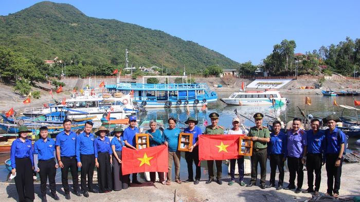 Tặng tủ y tế cho ngư dân.