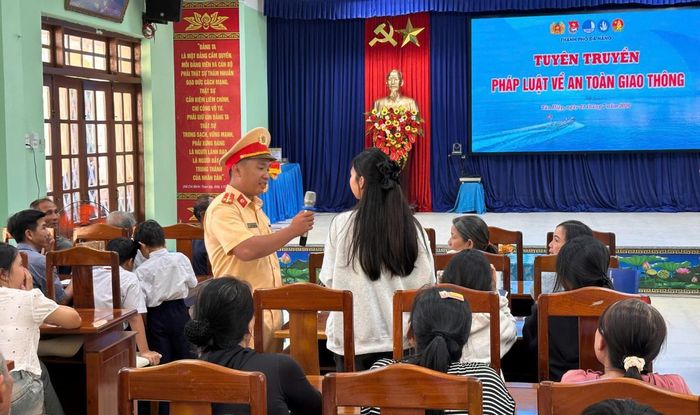 Đoàn viên CSGT Công an TP Đà Nẵng tuyên truyền pháp luật về an toàn giao thông cho người dân và học sinh.