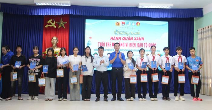 Tặng học bổng cho học sinh vượt khó học giỏi.