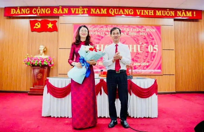 Phó Bí thư Thường trực Đảng ủy xã, Chủ tịch Hội đồng nhân dân xã Thăng Bình nhận hoa chúc mừng.