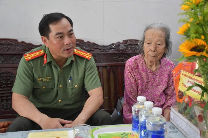 Thay mặt Ban Giám đốc Công an TP Đà Nẵng, Đại tá Nguyễn Xuân Hoàng ân cần thăm hỏi sức khỏe, đời sống các Mẹ Việt Nam Anh hùng, các Anh hùng Lực lượng vũ trang nhân dân và thân nhân; đồng thời bày tỏ lòng biết ơn sâu sắc trước những cống hiến, hi sinh to lớn của các thế hệ đi trước trong sự nghiệp đấu tranh giải phóng dân tộc, bảo vệ Tổ quốc, bảo vệ an ninh quốc gia và giữ gìn trật tự, an toàn xã hội.